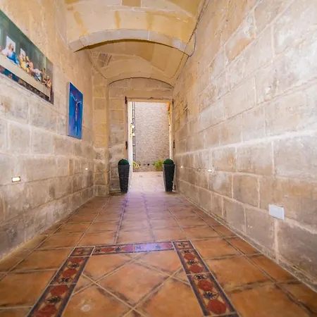 Charming 16Th-Century House Of Character *